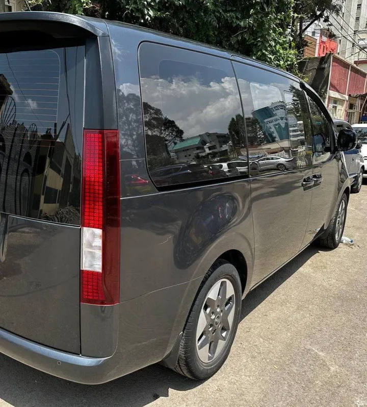 Hyundai Staria 2023 Automatic – photo 4
