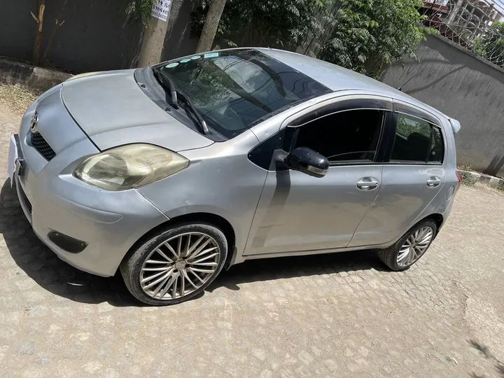 Toyota Yaris Compact 2009 – photo 4
