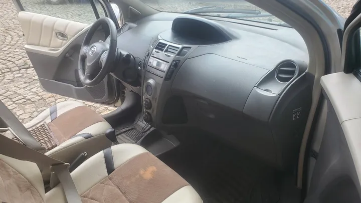 Toyota Yaris Compact 2009 Automatic – photo 3