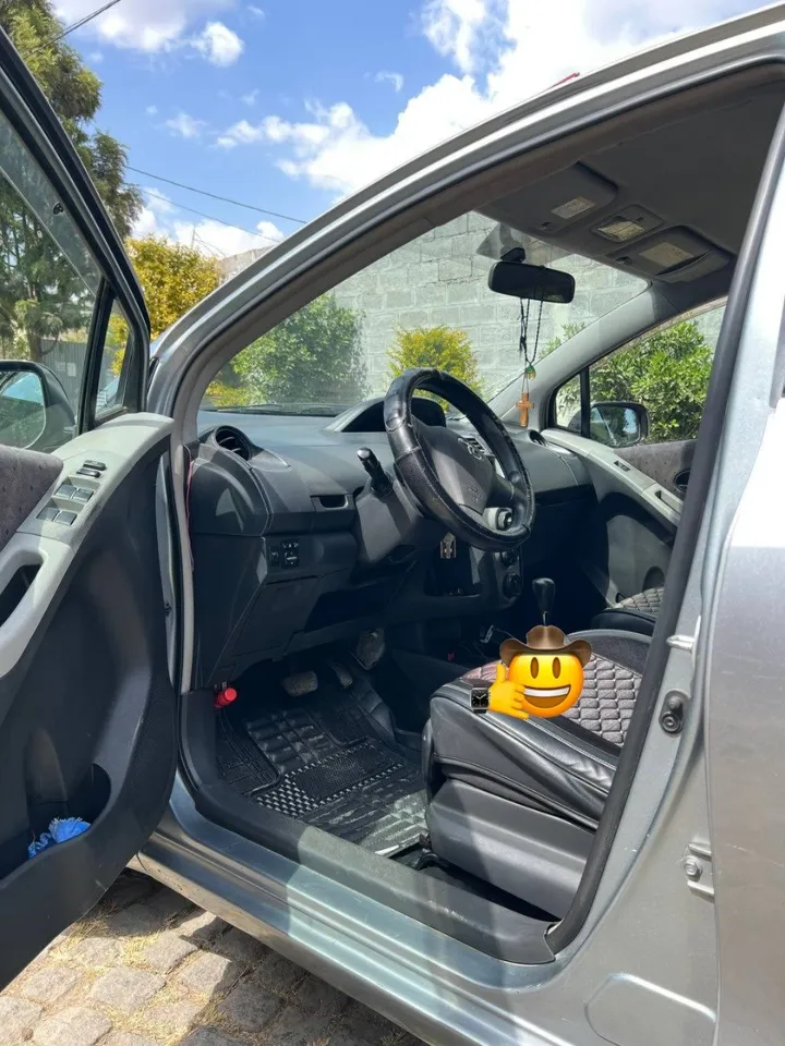 Toyota Yaris Compact 2010 Automatic – photo 4