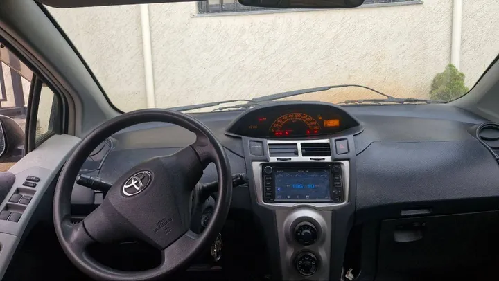 Toyota Yaris Compact 2009 Automatic – photo 3