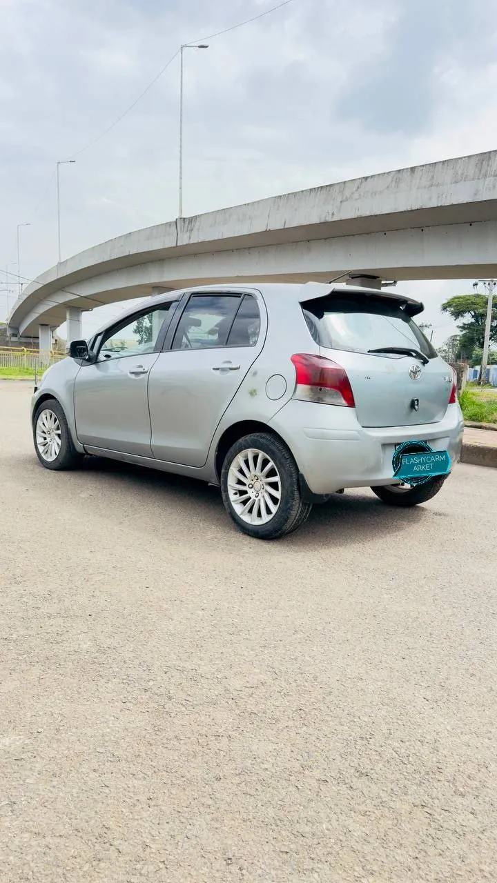 Toyota Yaris Compact 2010 – photo 4