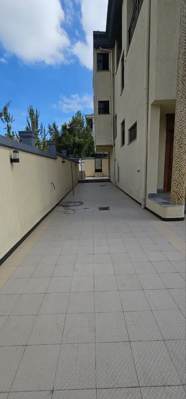 Modern G+2 House in Summit – photo 6