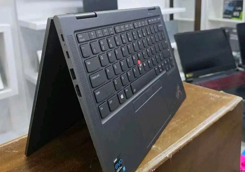 Lenovo ThinkPad Yoga X390 Laptop – photo 5