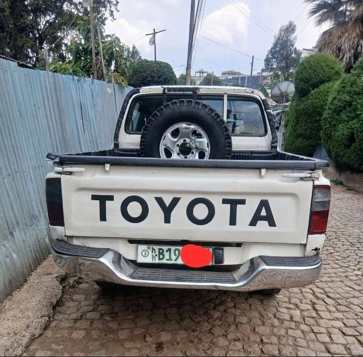 Toyota Hilux Pickup 2004 – photo 3