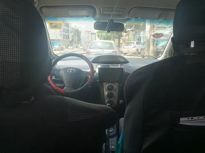 Toyota Yaris Compact 2010 Automatic – photo 4
