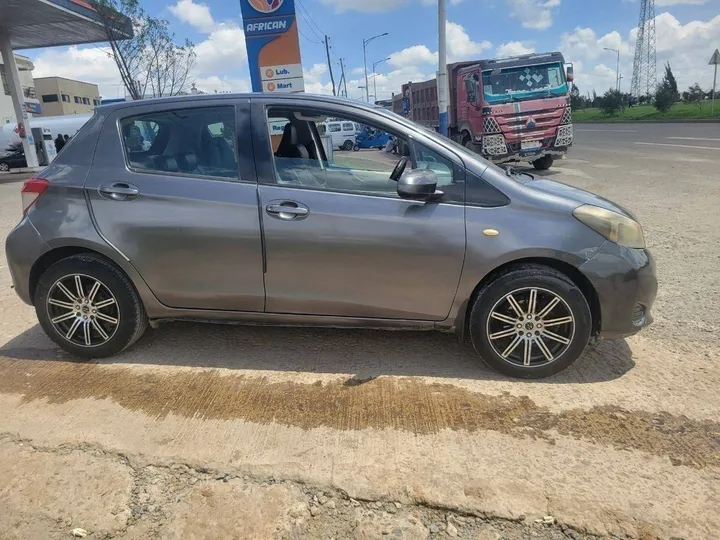 Toyota Yaris 2012 Automatic 1300cc – photo 4