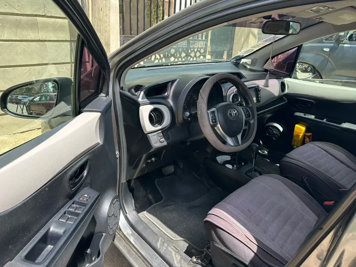 Toyota Yaris Compact 2011 Automatic – photo 5