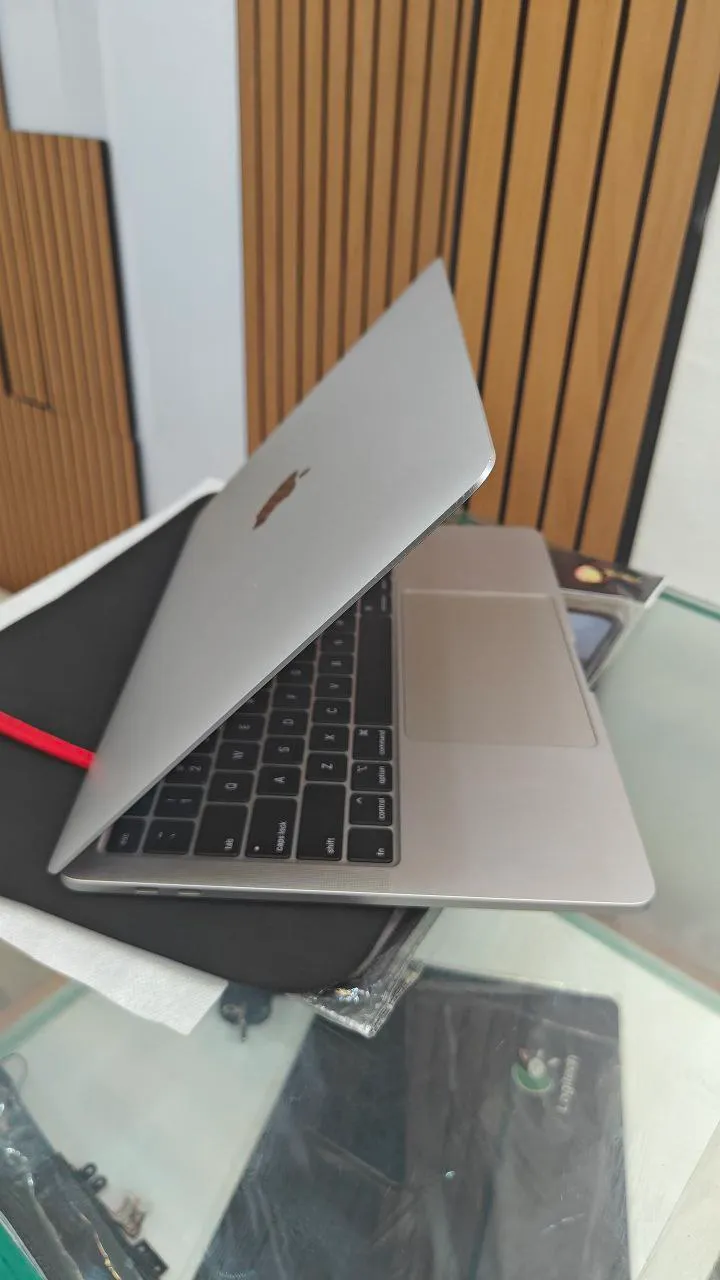 2020 MacBook Pro Core i5 13.3 inch – photo 4