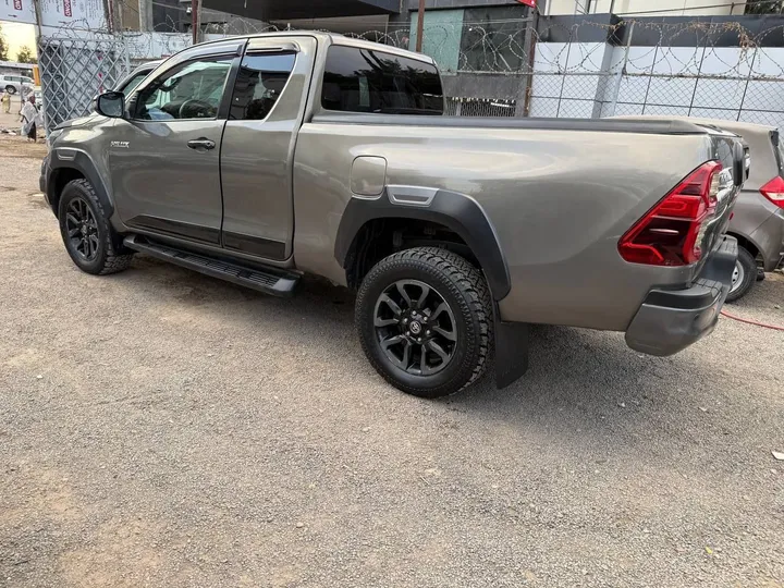 Toyota Hilux Invincible 2021 Automatic – photo 4