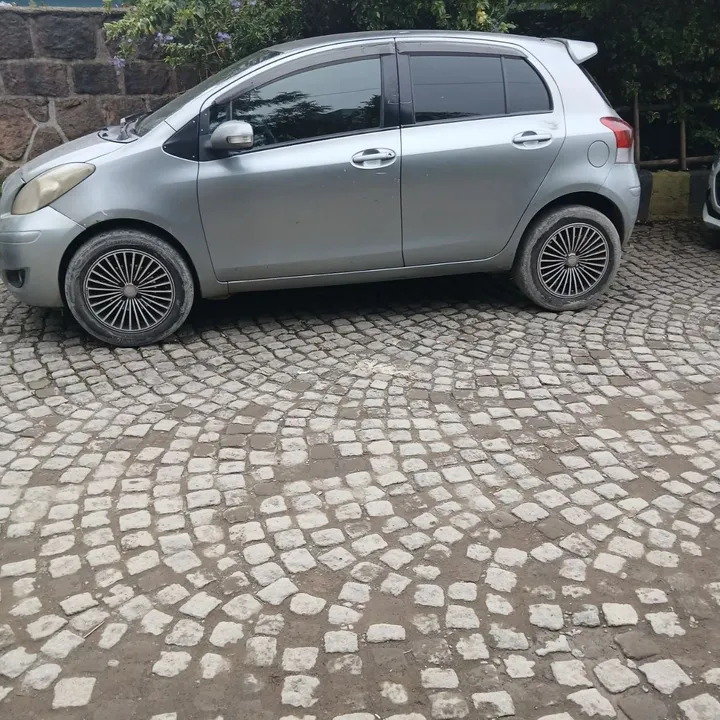 Toyota Yaris Compact 2010 – photo 3