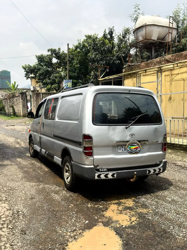 Toyota D4D 2005 Manual Van – photo 7