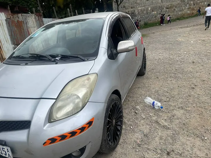 Toyota Yaris Compact 2010 – photo 4