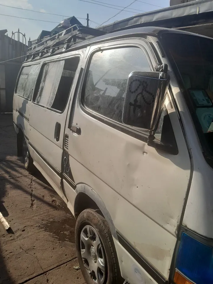 Toyota White Van 2004 – photo 3