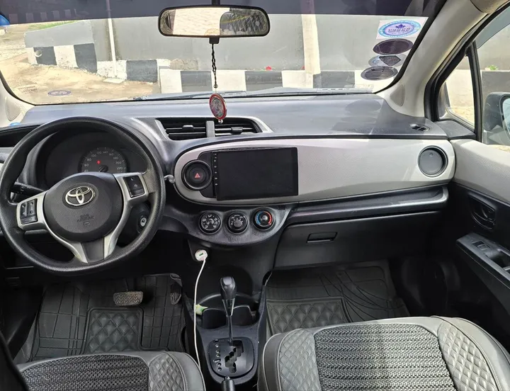 Toyota Yaris Compact 2012 Automatic – photo 3