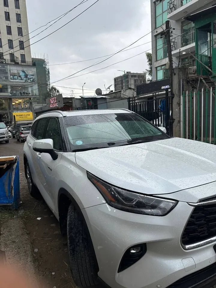 Toyota Highlander Hybrid 2023 SUV – photo 3