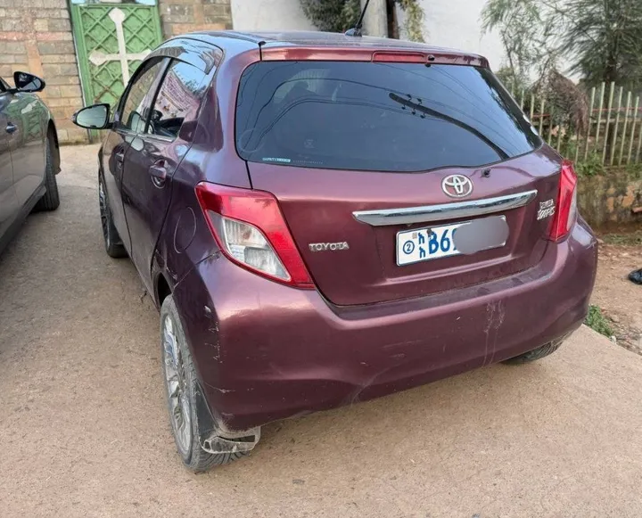 Toyota Yaris Compact 2012 – photo 3