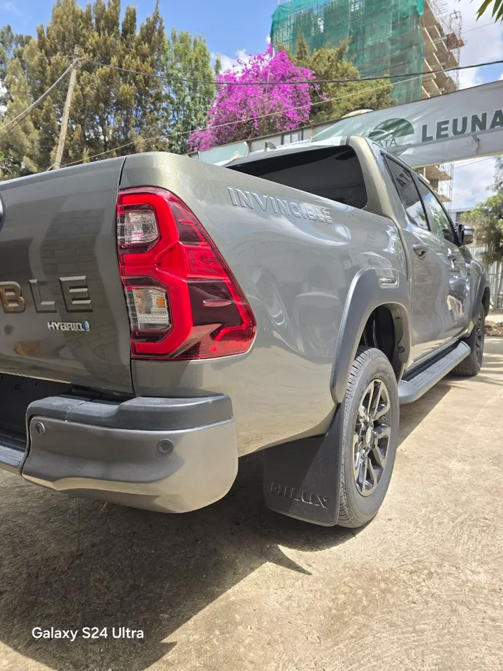 Toyota Hilux Invincible Hybrid Double Cab 2025 – photo 4