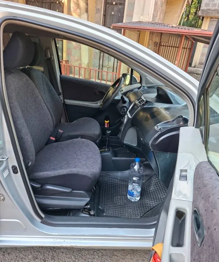 Toyota Yaris Compact 2009 Automatic – photo 5