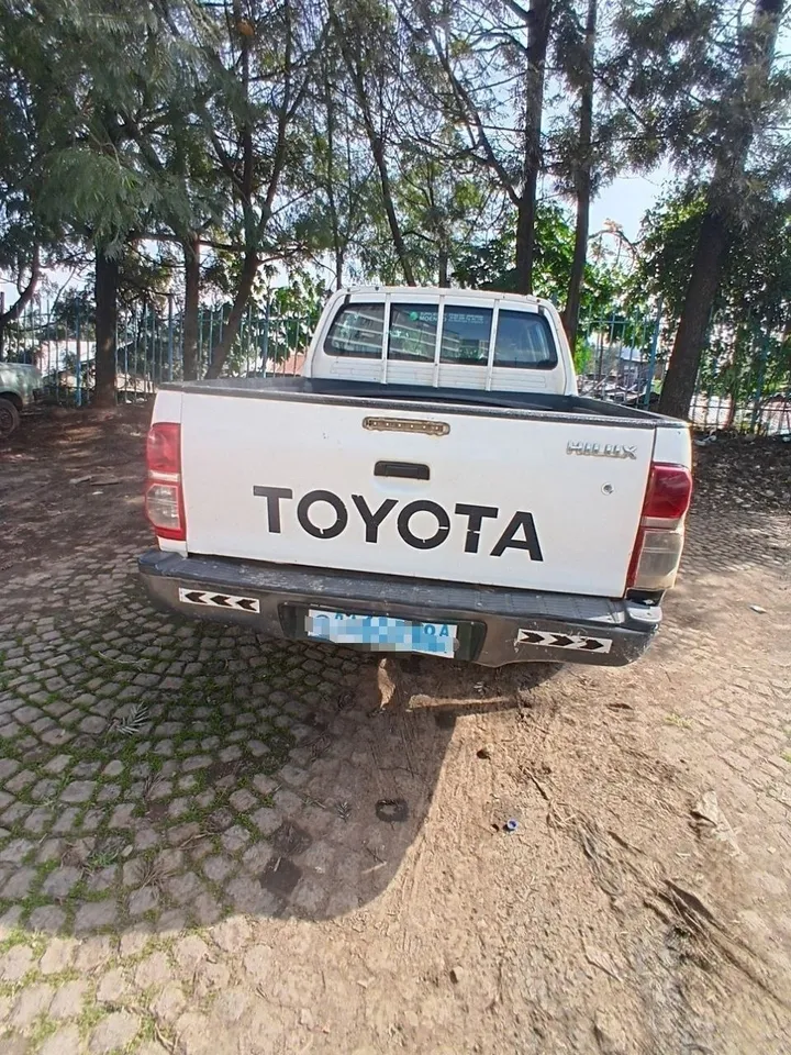 Toyota Hilux 2012 Manual Pickup – photo 3