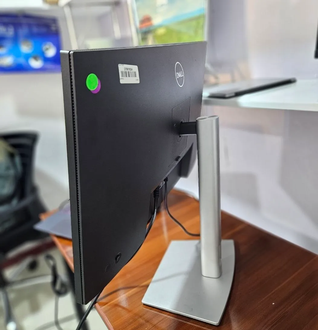 Dell 27 Inch 4K Frameless Monitor – photo 4