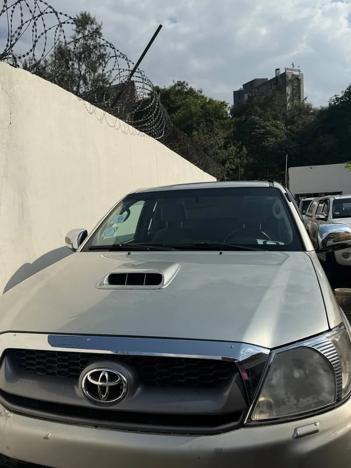 Toyota Hilux Vigo 2010 – photo 3