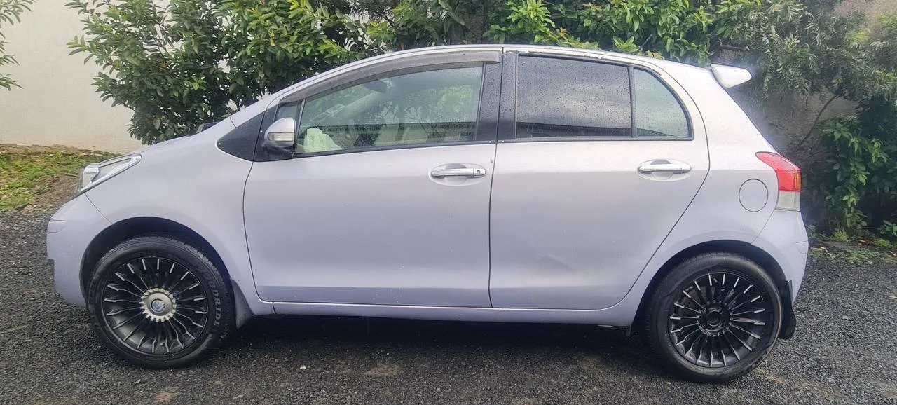 Toyota Yaris Compact 2010 – photo 4