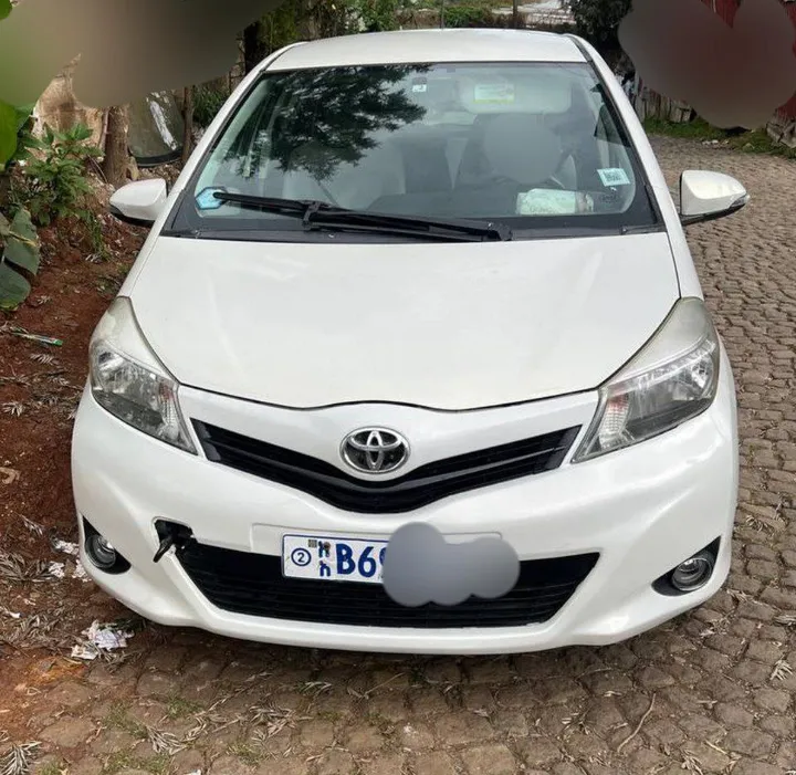 Toyota Yaris Compact 2012 Automatic – photo 5