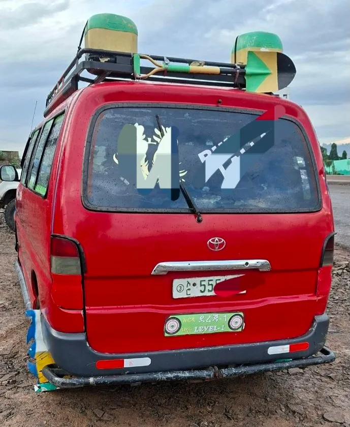 Red Toyota Van 2011 – photo 3