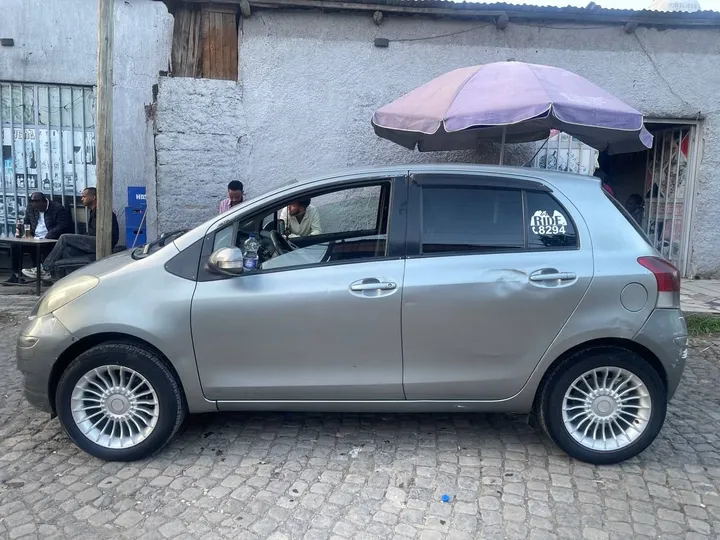 Toyota Yaris Compact 2009 – photo 4