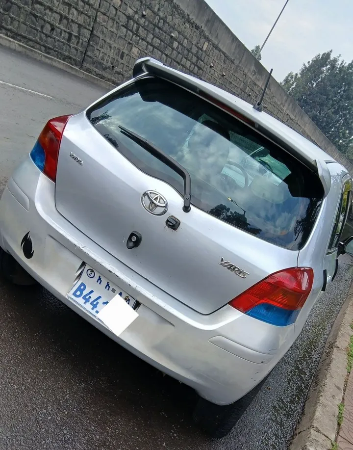 Toyota Yaris Compact 2010 – photo 4