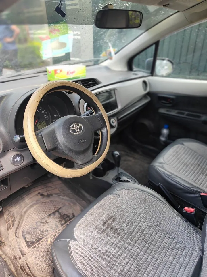 Toyota Yaris Compact 2012 – photo 4