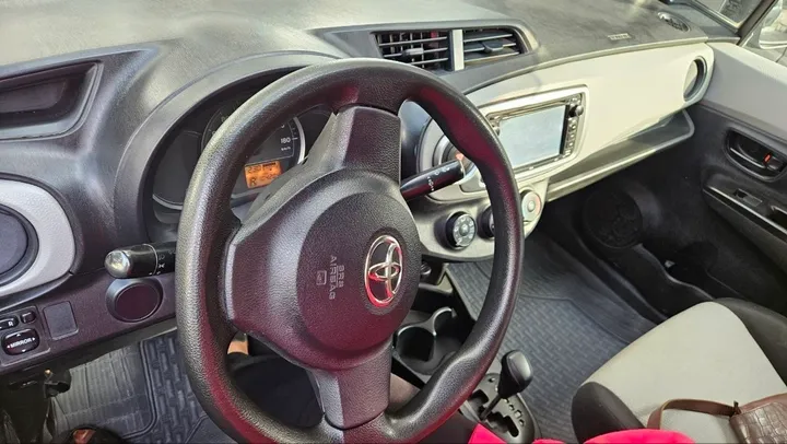 Toyota Yaris Compact 2013 – photo 3
