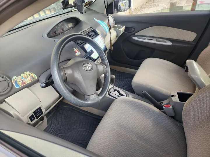 Toyota Yaris Sedan Automatic 2011 – photo 5