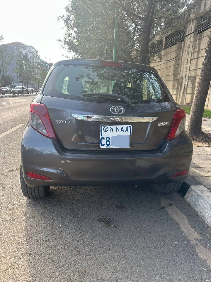 Toyota Yaris Compact 2012 – photo 4