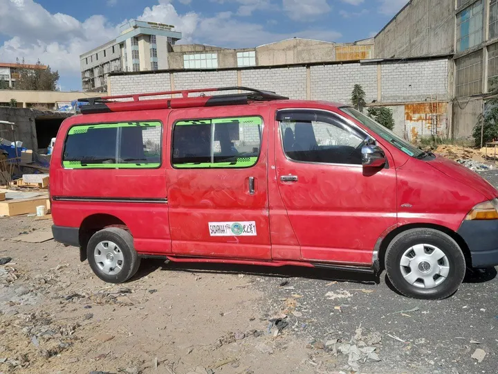Toyota D4D 2006 Manual Van – photo 8