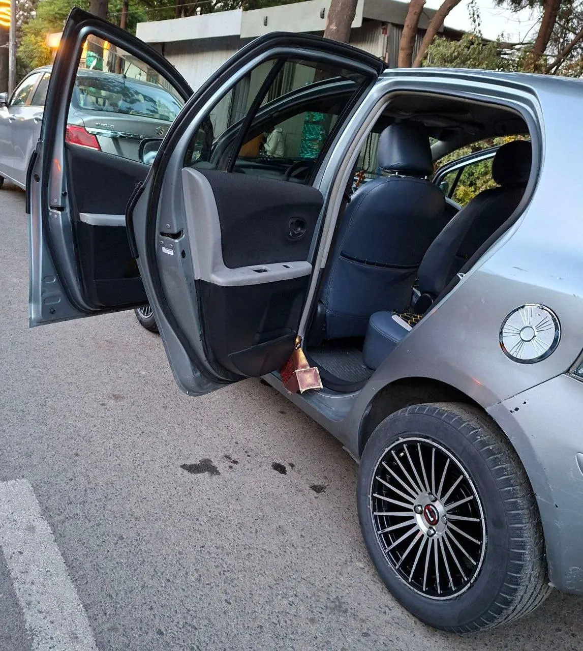 Toyota Yaris Compact 2010 – photo 4