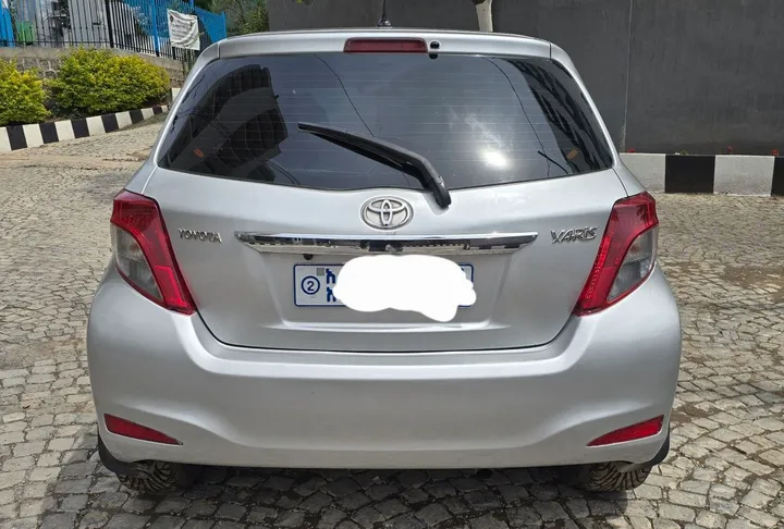 Toyota Yaris Compact 2012 Automatic – photo 4