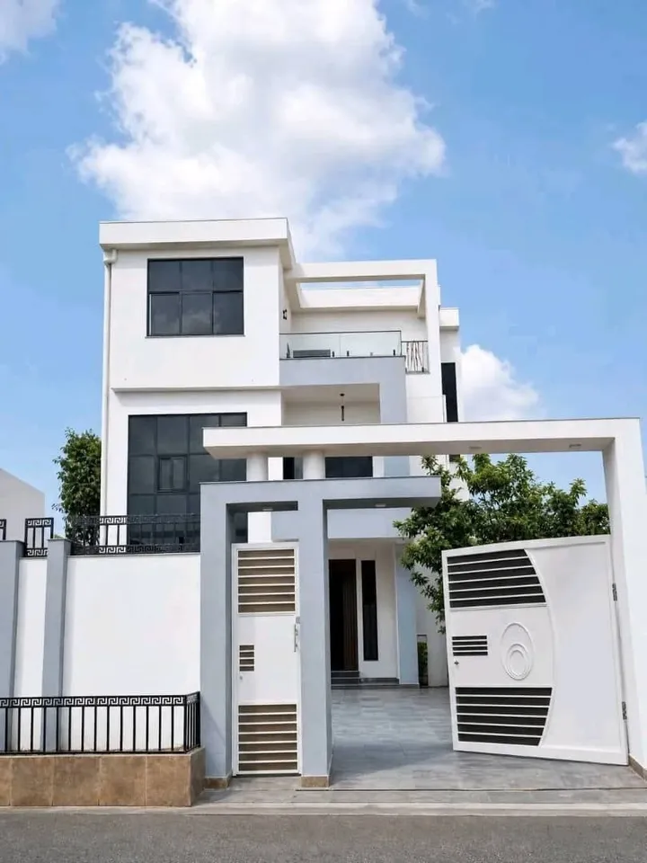 Modern 6 Bedroom House for Sale – photo 4