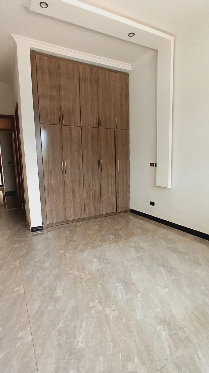 Modern 5-Bedroom Villa in Summit – photo 6