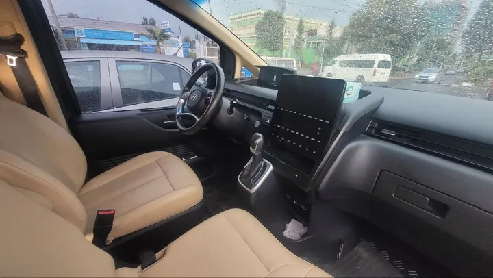 Hyundai Staria 2023 Automatic – photo 3