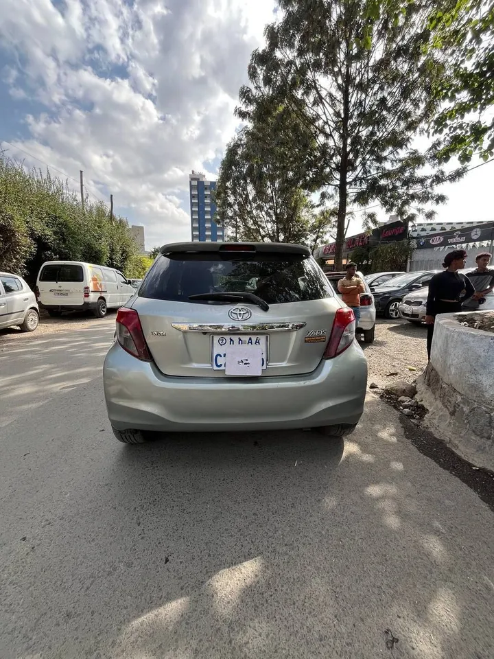 Toyota Yaris Compact 2011 Automatic – photo 3
