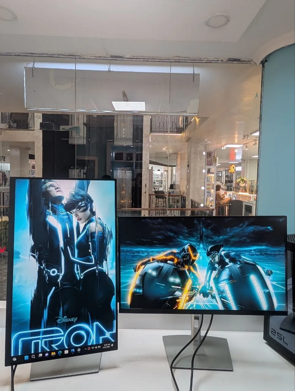 Dell 27 Inch 4K Frameless Monitor – photo 3