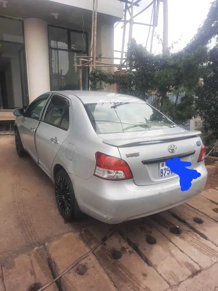 2010 Toyota Belta Sedan – photo 3