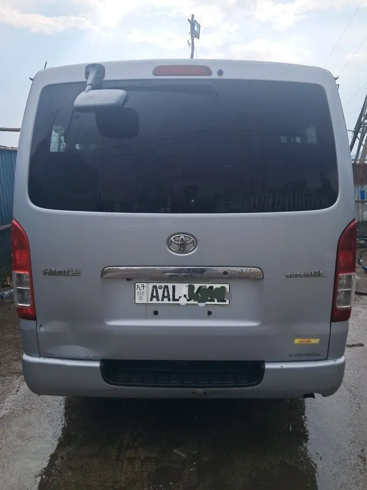 Toyota Hiace Super GL Van – photo 3