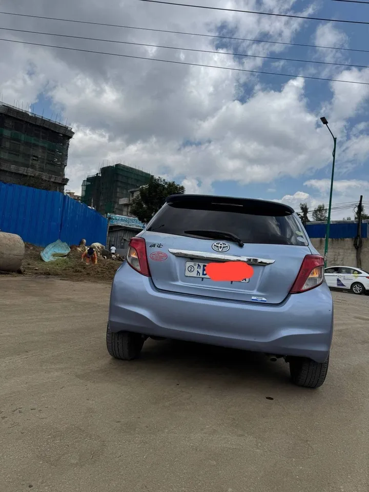 Toyota Yaris Compact 2013 – photo 4