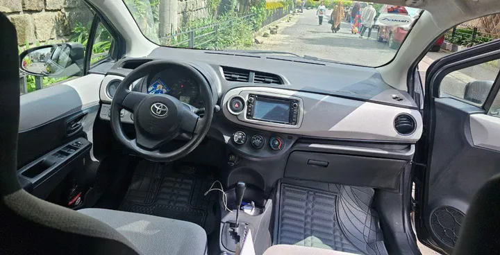 Toyota Yaris Compact 2011 Automatic – photo 4