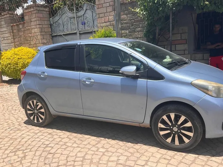 Toyota Yaris Compact 2011 Automatic – photo 5