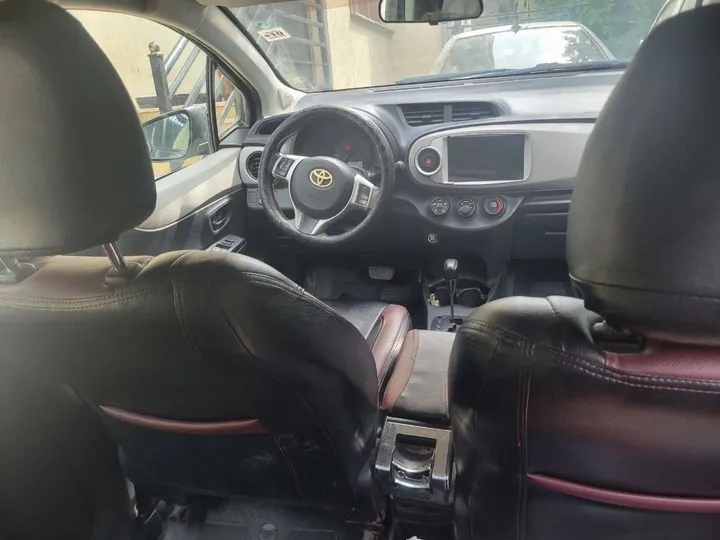 Toyota Yaris Compact 2012 Automatic – photo 8