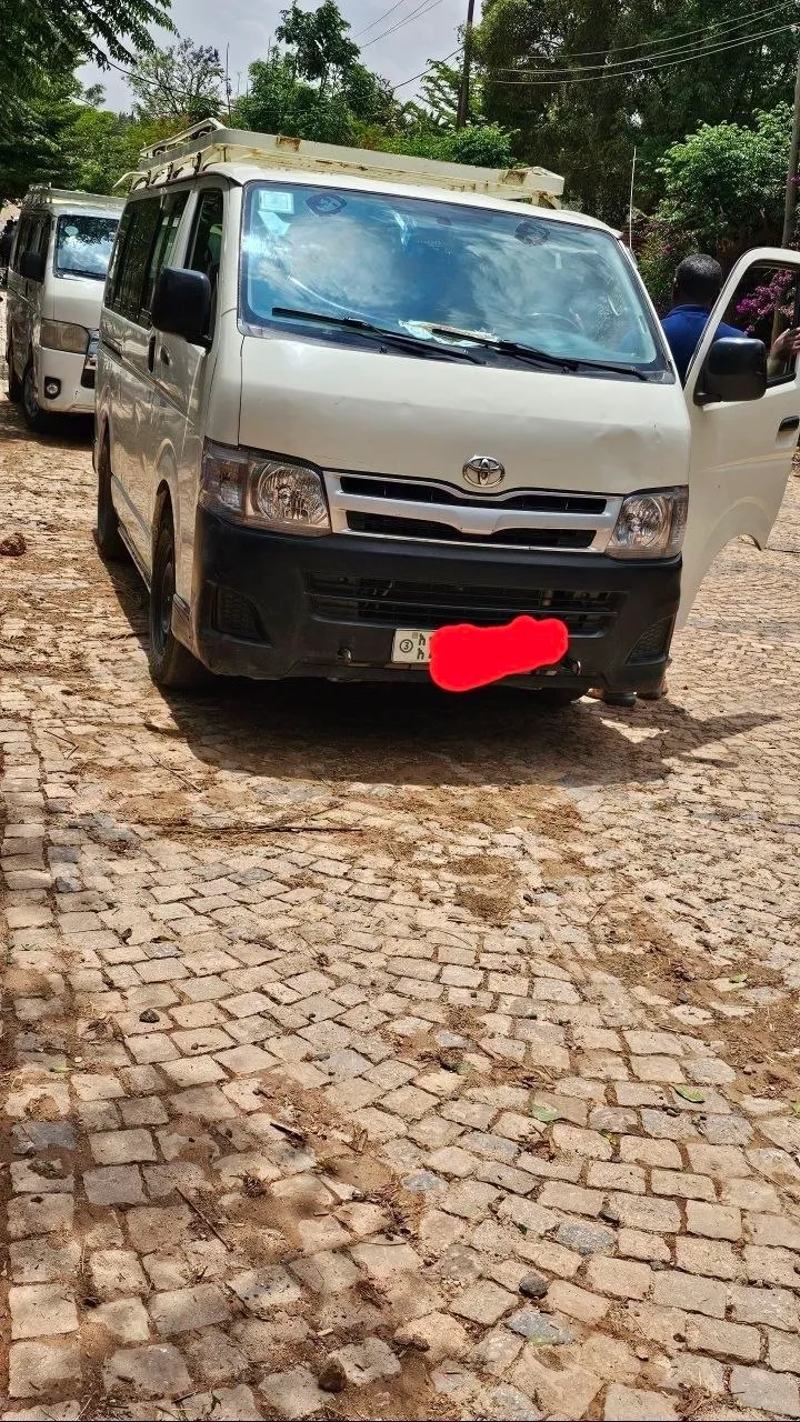 2012 Toyota Hiace Van 2KD – photo 3